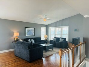 Talo, 4 makuuhuonetta | Oleskelualue | Televisio, DVD-soitin