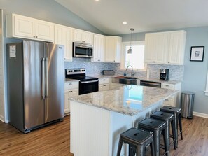 Casa, 4 habitaciones | Cocina privada | Refrigerador con congelador, microondas, horno y parrilla de estufa