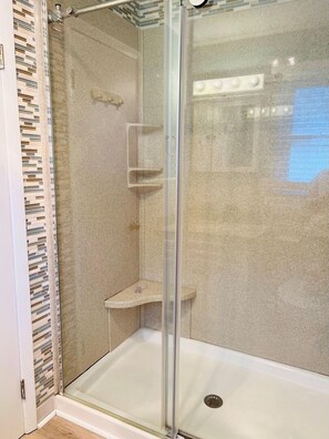 House, 5 Bedrooms | Bathroom | Shower, towels