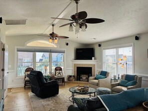 Huis, 5 slaapkamers | Woonruimte | Een televisie en een dvd-speler