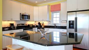 House, 3 Bedrooms | Private kitchen | Full-size fridge, microwave, oven, stovetop