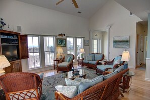 Nhà, 5 phòng ngủ | Phòng khách | TV, đầu đĩa DVD 