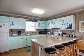 House, 4 Bedrooms | Private kitchen | Coffee/tea maker, microwave, oven, toaster