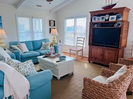 House, 4 Bedrooms | Living area | DVD player