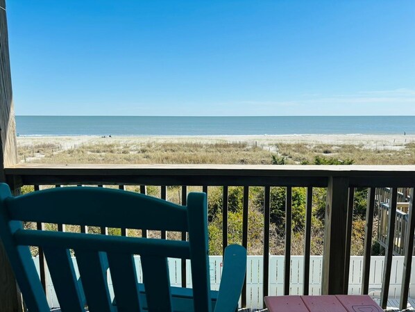 Eine Holterrasse mit Blick auf den Strand.
