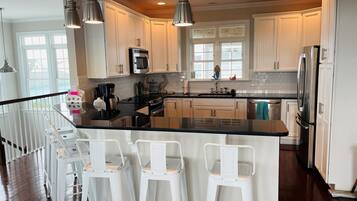 House, 4 Bedrooms | Private kitchen | Full-size fridge, microwave, oven, stovetop