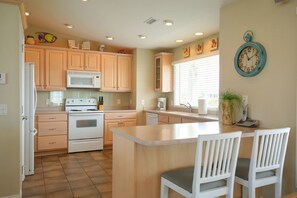 Talo, 4 makuuhuonetta | Yksityinen keittiö | Jääkaappi, mikroaaltouuni, uuni, astianpesukone