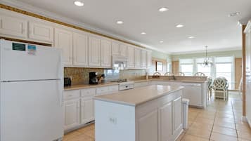 Maison, 4 chambres | Cuisine privée | Cafetière-théière, réfrigérateur grande capacité avec congélateur