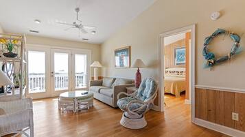 House, 6 Bedrooms | Living area | Flat-screen TV