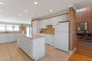 House, 6 Bedrooms | Private kitchen | Full-sized fridge, microwave, oven, stovetop