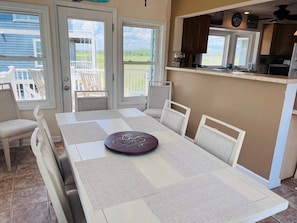 Un espace repas comprenant une table, des chaises et un élément décoratif central.