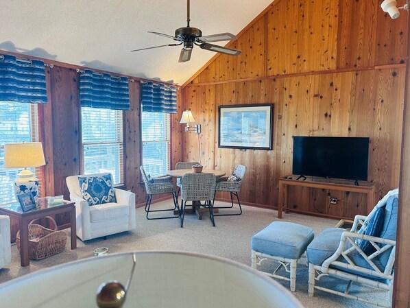 Talo, 4 makuuhuonetta | Oleskelualue | Taulutelevisio