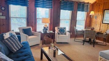 House, 4 Bedrooms | Living area