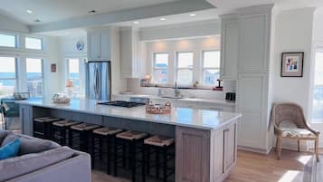 House, 5 Bedrooms | Private kitchen | Full-sized fridge, microwave, oven, stovetop