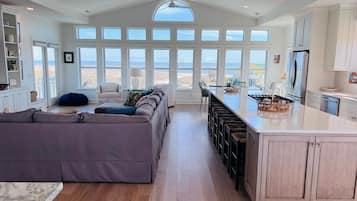 House, 5 Bedrooms | Interior