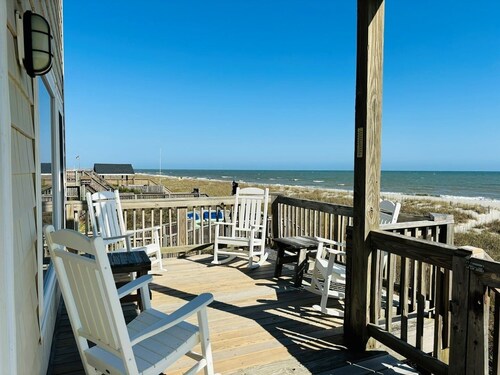 Great Place 5 Bedroom Home by RedAwning