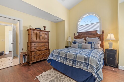 Inn Between 6 Bedroom Home by RedAwning