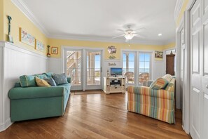 House, 6 Bedrooms | Living area