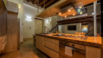 Departamento | Cocina privada | Refrigerador con congelador, microondas, horno y parrilla de estufa