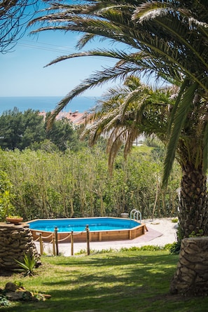 Piscine extérieure, chaises longues
