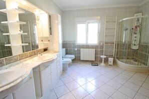 Villa superior, 5 habitaciones, alberca privada, vista al mar | Baño