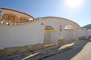 Vista frontal de la propiedad