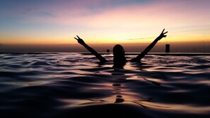 Utomhuspool, parasoller och solstolar