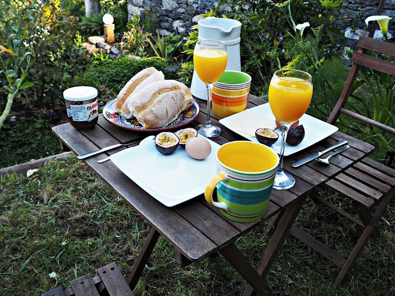 Un montaje para picnic con mesa, comida y bebidas.