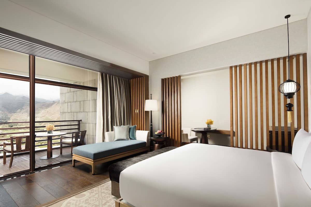 ห้องจูเนียร์สวีท | เครื่องนอนระดับพรีเมียม, ผ้านวมขนเป็ด, เตียงพร้อมฟูกเสริมที่นอน