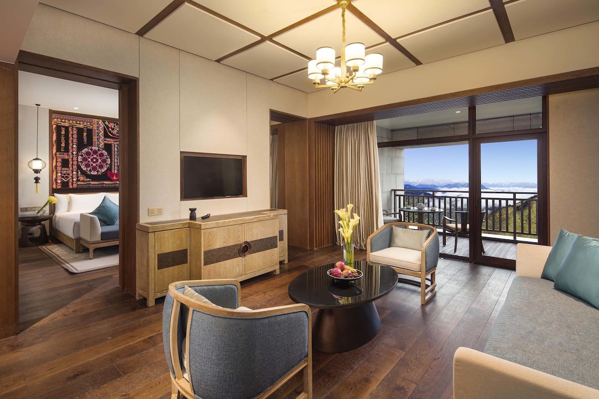 ห้องพาโนรามิกสวีท | เครื่องนอนระดับพรีเมียม, ผ้านวมขนเป็ด, เตียงพร้อมฟูกเสริมที่นอน