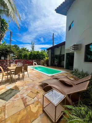 Outdoor pool, pool loungers - Pousada Pedras do Porto (Ipojuca)
