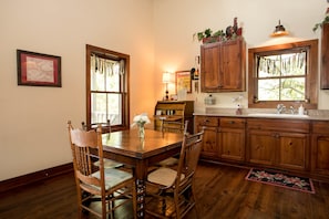 Cottage, 2 Bedrooms (Honey Creek) | In-room dining