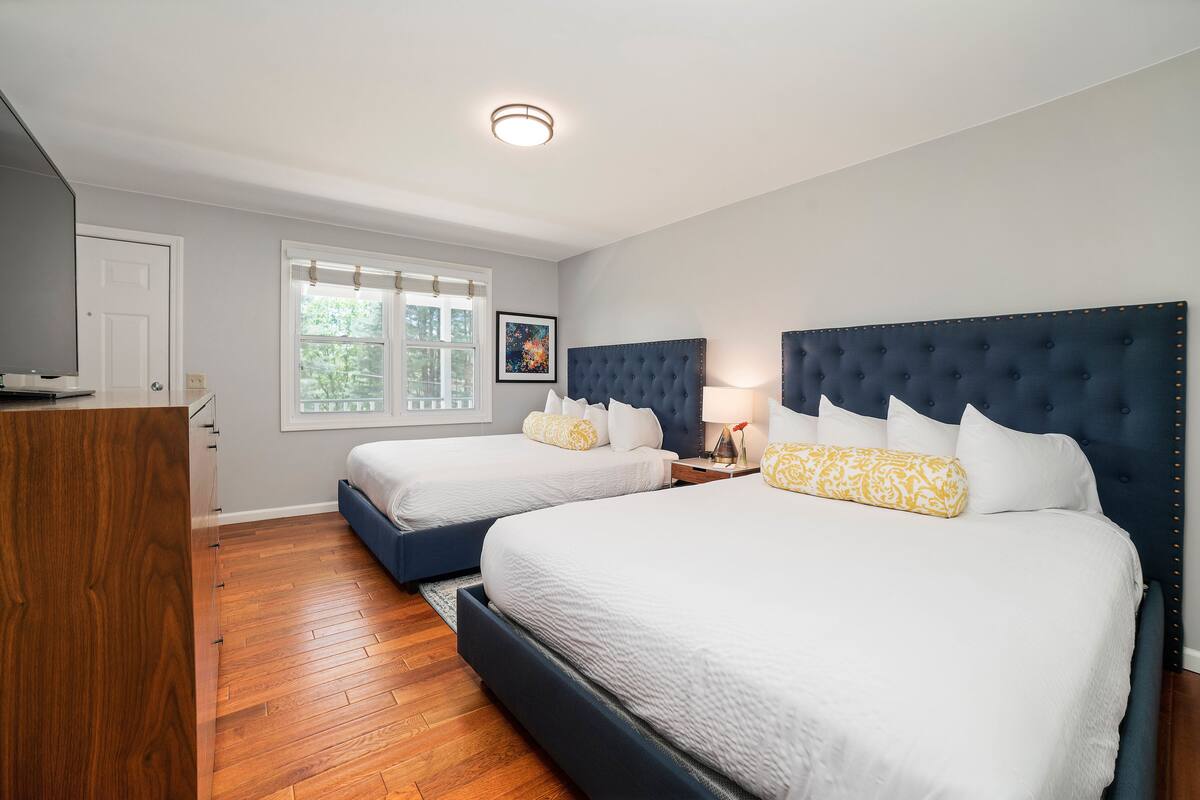 Habitación doble estándar, 2 camas Queen size, vista al jardín | Ropa de cama hipoalergénica y tabla de planchar con plancha