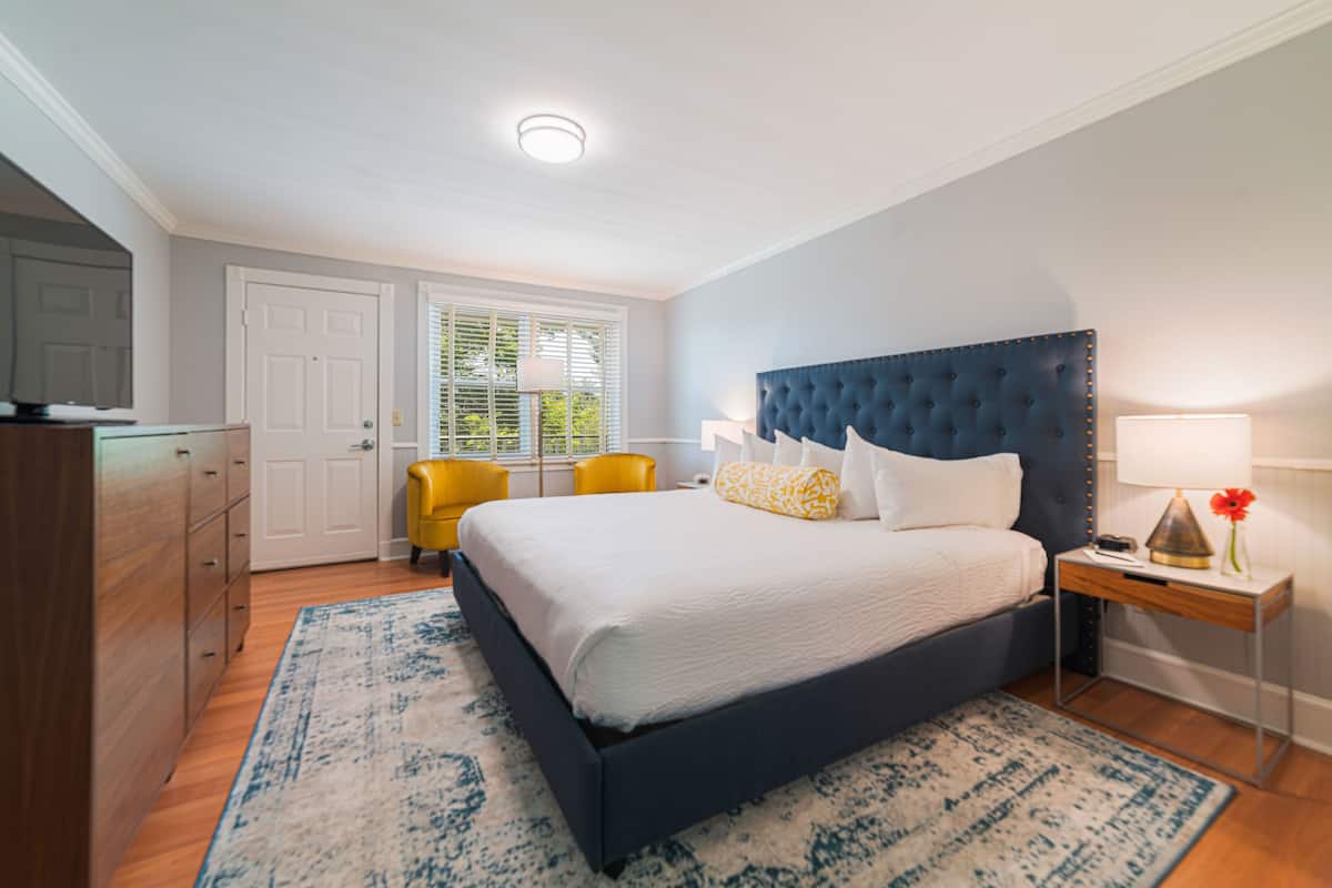 Habitación individual estándar, 1 cama King size, vista al jardín | Ropa de cama hipoalergénica y tabla de planchar con plancha