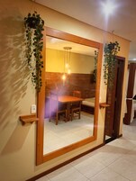 Frigobar, escrivaninha, espaço de trabalho para notebook