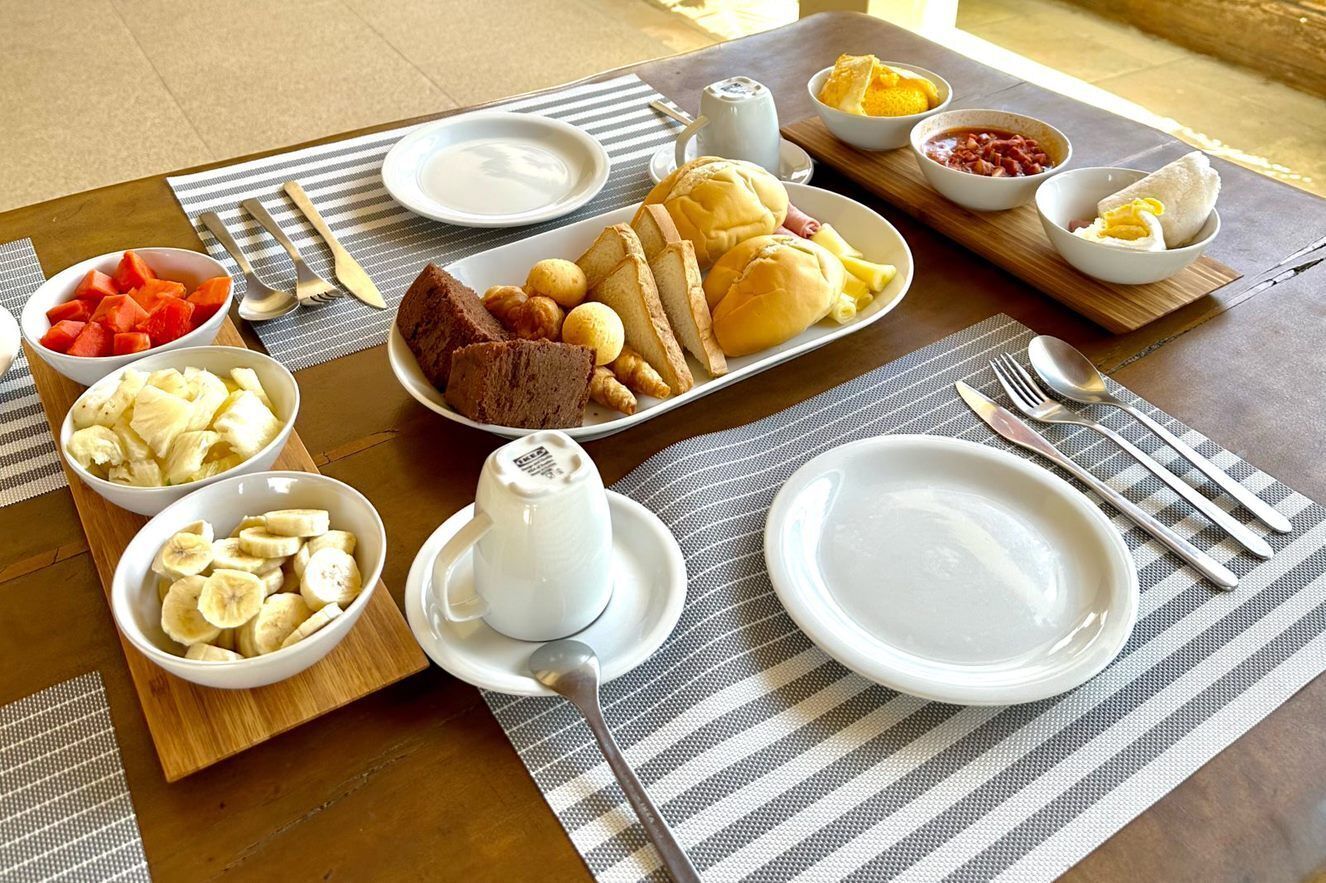 Un bufé de desayuno con diversas frutas, pan y huevos.