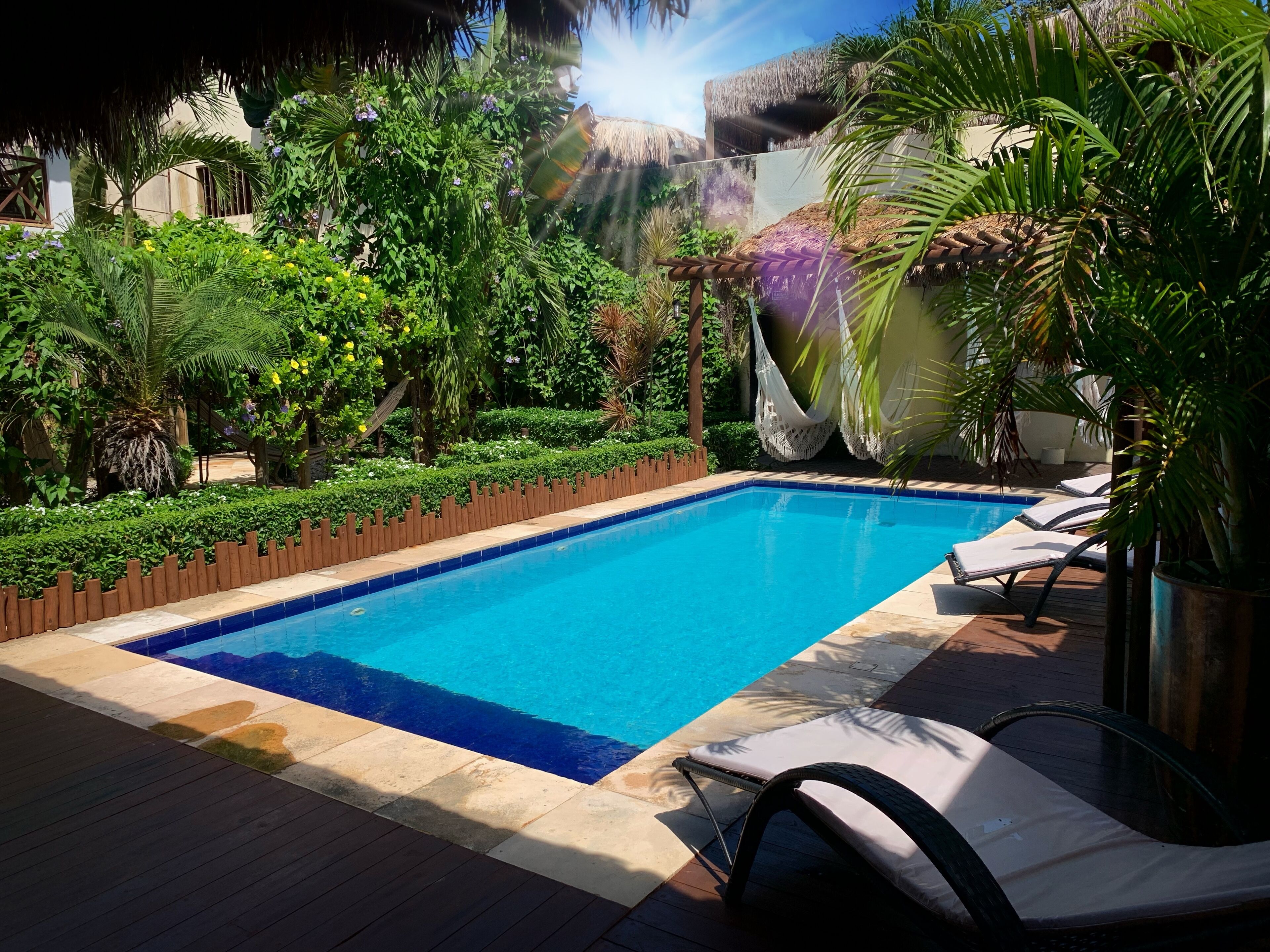 Utendørsbasseng og solsenger