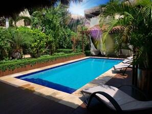 Piscine extérieure, chaises longues