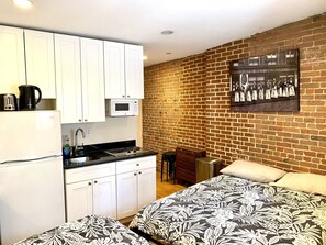 デラックス スタジオ ベッド (複数台) 簡易キッチン | 遮光カーテン、アイロン / アイロン台、WiFi (無料)、ベッドシーツ