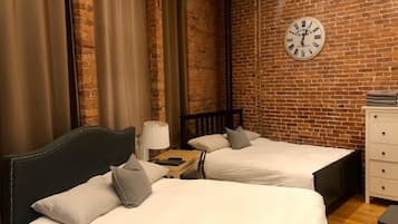 特色开间, 2 张大床, 厨房, 城市景观 | 遮光窗帘、熨斗/熨衣板、免费 WiFi、床单