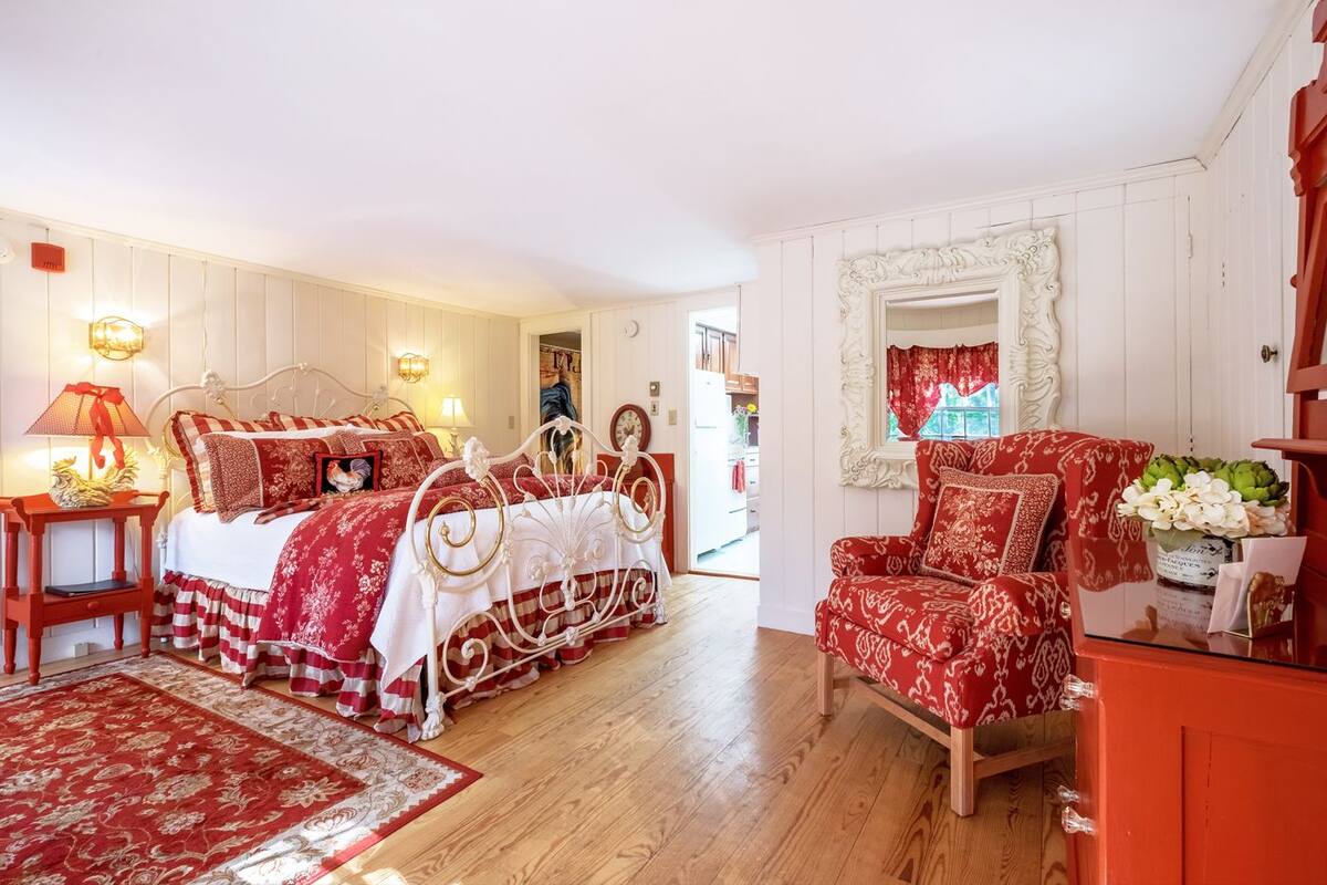 Studio, 1 Queen Bed, Kitchen