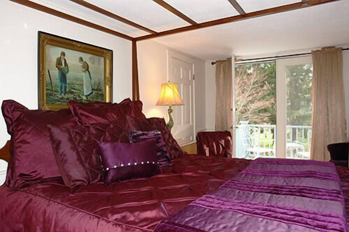 Deluxe Room, 1 Queen Bed, Jacuzzi and Porch