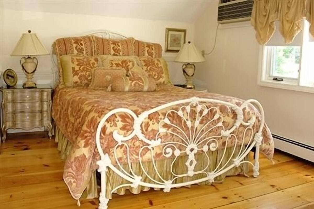 Suite, 1 Queen Bed, Porch