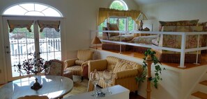 ห้องสวีท, เตียงควีนไซส์ 1 เตียง | บริเวณนั่งเล่น | ทีวีจอแบน 32 นิ้ว พร้อมช่องเคเบิล, ทีวี