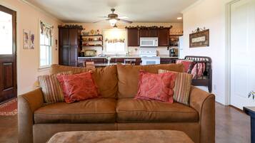 Kabin, 1 Tempat Tidur Queen dengan tempat tidur Sofa (Hillside Cabin) | Area keluarga | TV LCD dan pemutar DVD