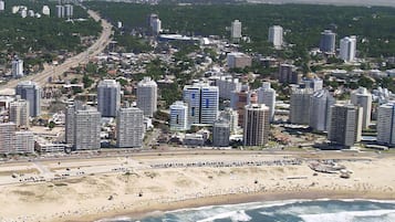 Perto da praia, espreguiçadeiras, guarda-sóis, toalhas de praia