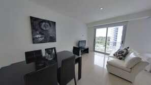 Standard-Apartment, 1 Schlafzimmer | Wohnzimmer | 32-Zoll-Flachbildfernseher mit Kabelempfang, Fernseher