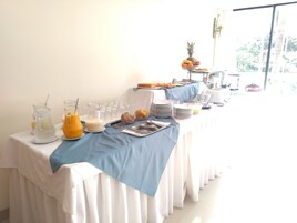 Se ofrece un desayuno bufé todos los días (por un coste adicional)