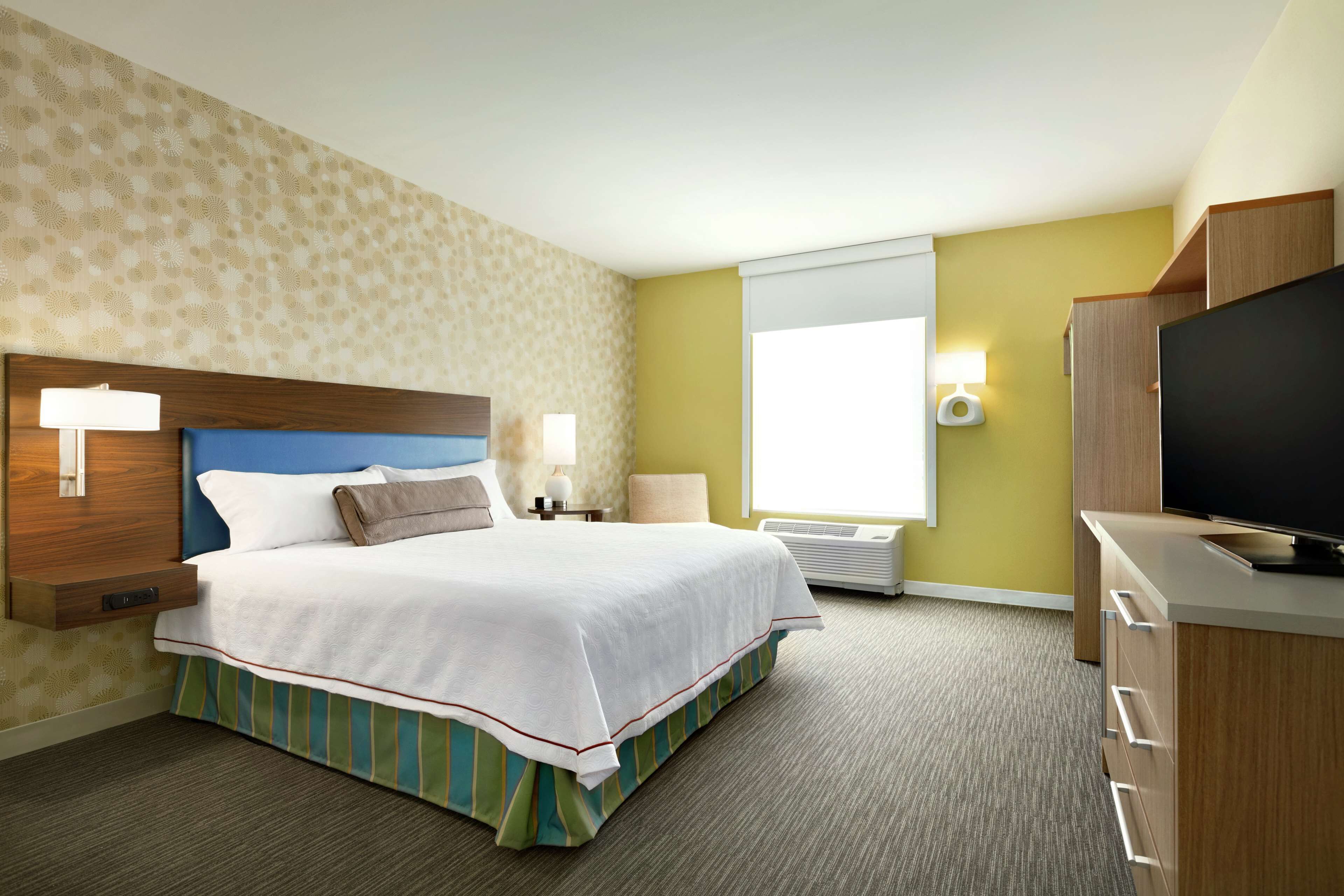 suite, 1 king bed, accessible (roll-in shower) | hypo-allergenic bedding, in-room safe, desk, iron/ironing board