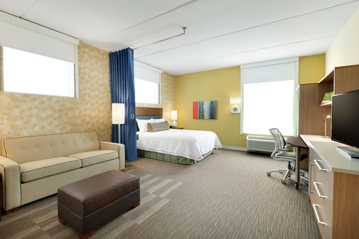 Studio, 1 Double Bed, Accessible (Hearing) | Hypo-allergenic bedding, in-room safe, desk, iron/ironing board